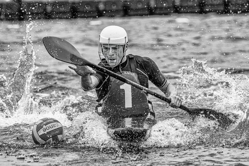 Mélange de basket, de water-polo et de football américain