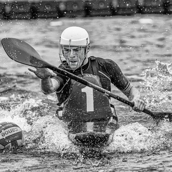 Mélange de basket, de water-polo et de football américain