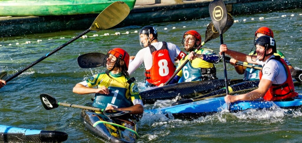 Sport collectif se jouant à 5 contre 5 dans des kayaks individuels