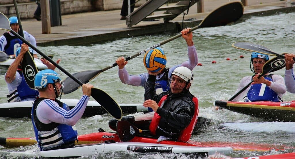 Un kayak, une pagaie et un ballon dans la main