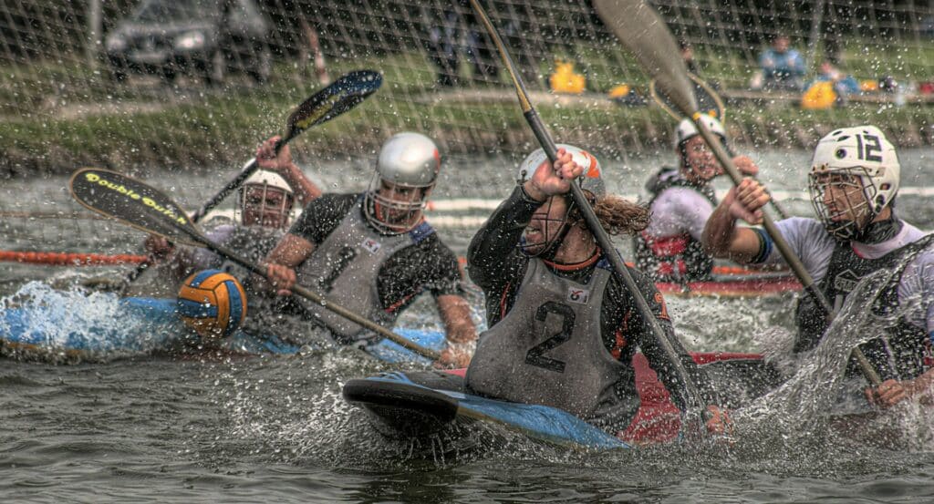 Variante du polo se pratiquant à bord de kayaks