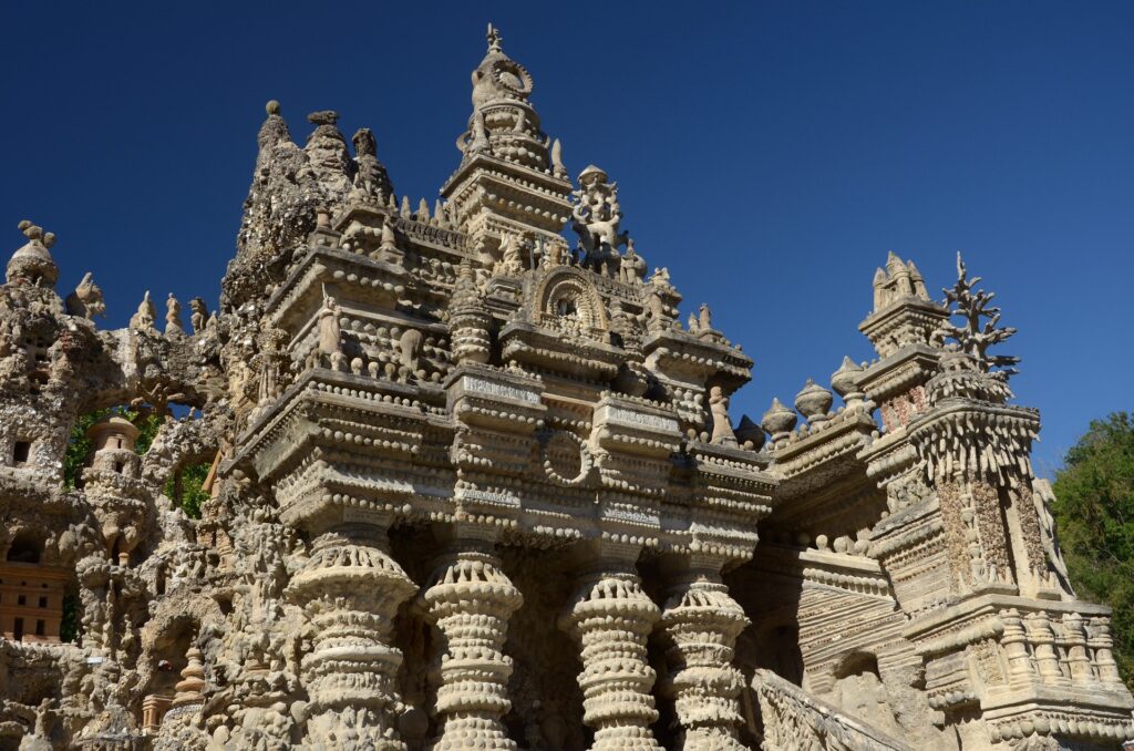 Le Palais idéal, un voyage dans l'univers poétique et onirique de Ferdinand Cheval