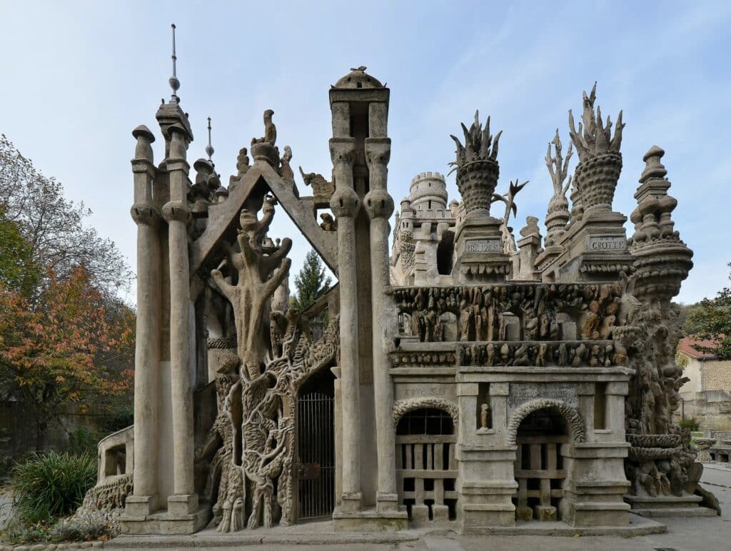 Le Palais idéal, une œuvre d'art brut fascinante et insolite