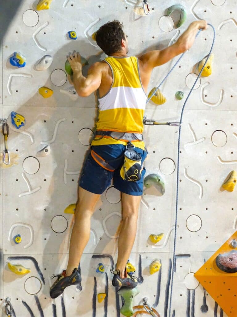 Faire de l'escalade dans une salle