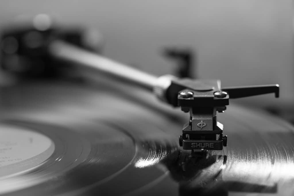 Aiguille en train de suivre les rainures d'un vinyle sur un tourne-disque