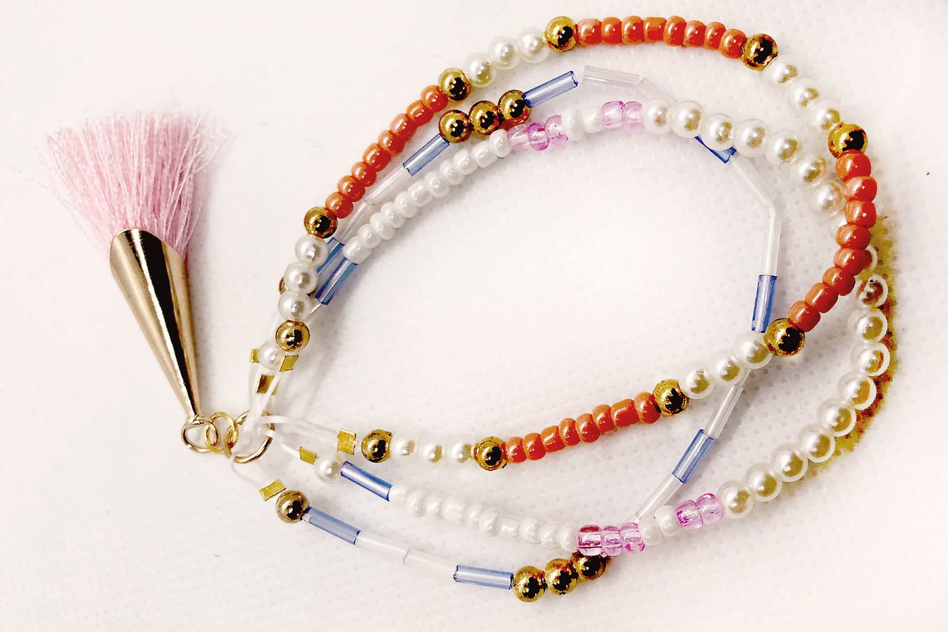 Bijoux en perles de rocaille avec des motifs floraux délicats, créant une esthétique romantique et intemporelle