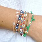 Bracelets en perles de rocaille portés au poignet