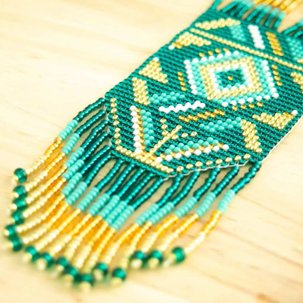 Collier amérindien élégant en perles de rocaille, conçu avec des couleurs vives et des motifs complexe