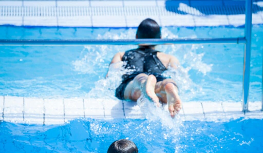 Dans l’eau avec trampolines, vélos, tapis, cages, ballons, haltères