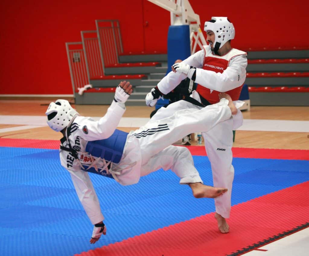 Deux combattants de taekwondo en plein combat