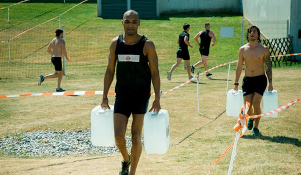 Hors de l'eau avec bidons, kettlebells, ballons lestés, poids, barres