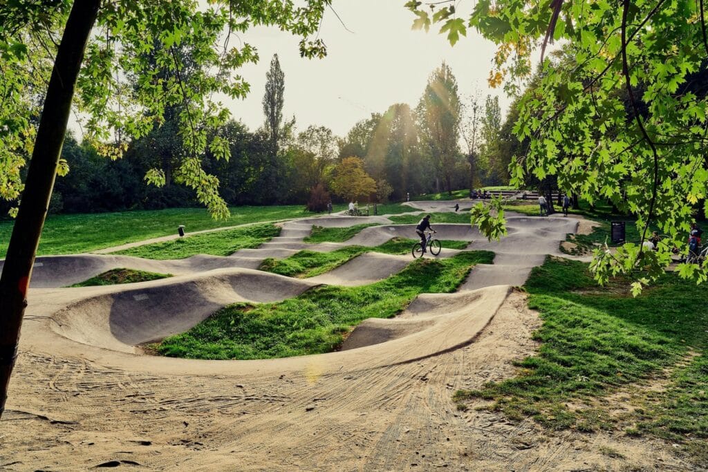 Parcours en boucle de pumptrack