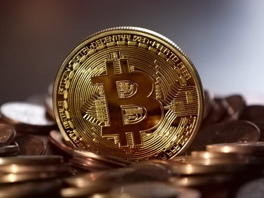 Pièce physique du Bitcoin, un symbole numérique de la cryptomonnaie