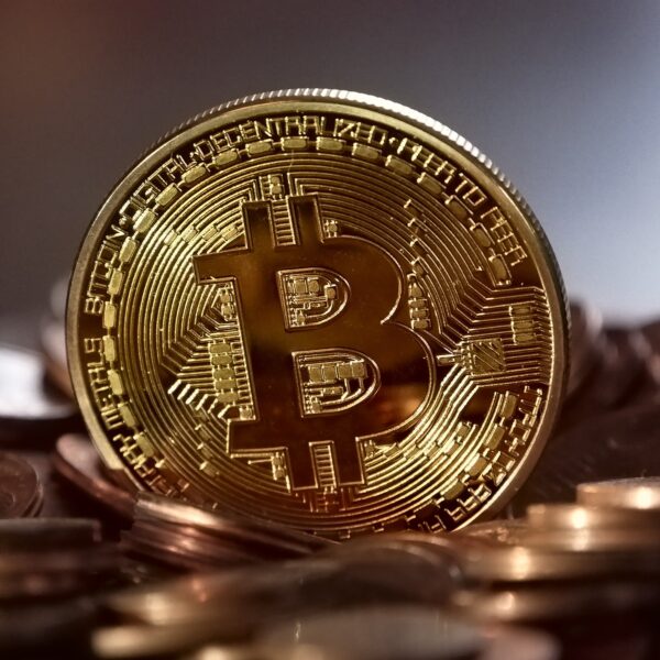 Pièce physique du Bitcoin, un symbole numérique de la cryptomonnaie