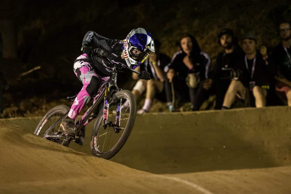 Spectateurs enthousiastes regardant une compétition de pumptrack