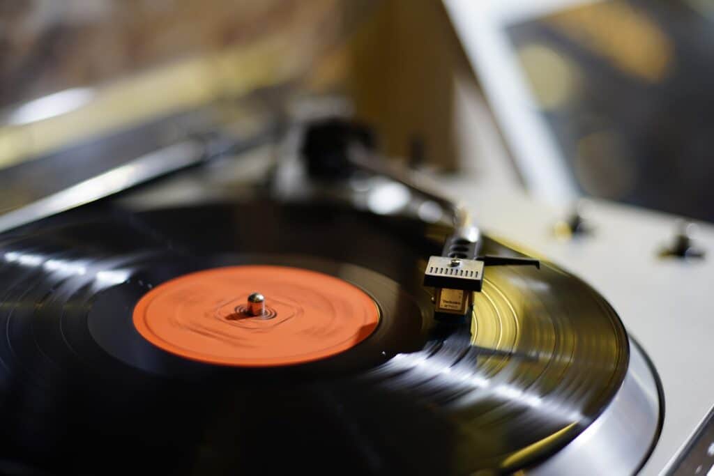 Vinyle tournant sur un tourne-disque rétro avec aiguille