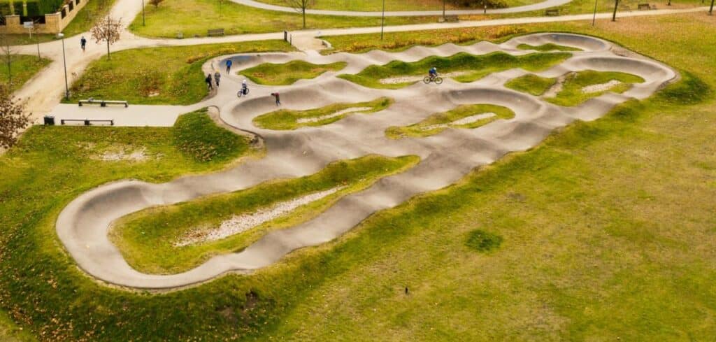 Vue aérienne d'un pumptrack en béton montrant son agencement et sa forme caractéristique en boucle