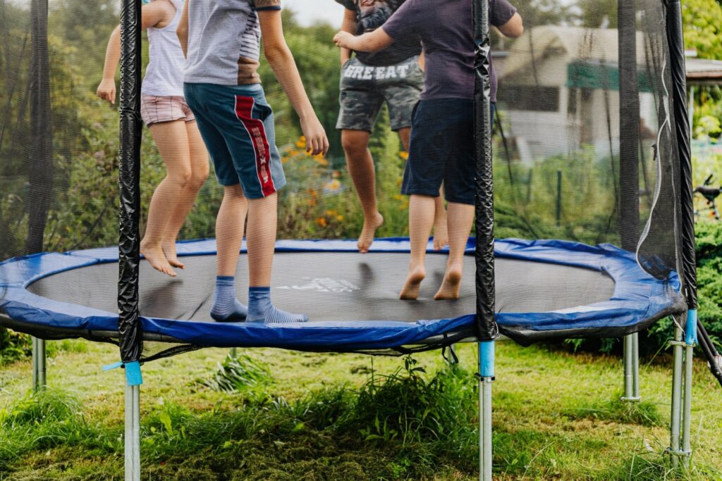 Des enfants partageant un moment de complicité en sautant ensemble sur un trampoline