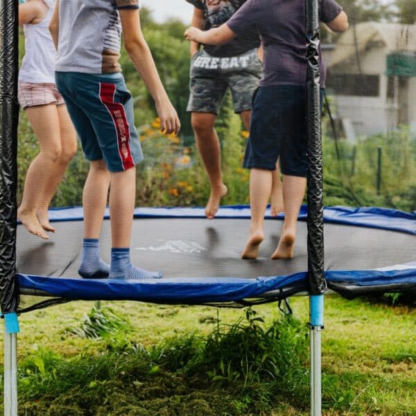 Des enfants partageant un moment de complicité en sautant ensemble sur un trampoline