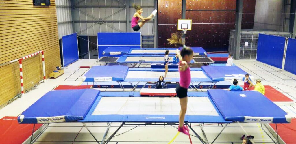 Elèves en train de se divertir sur un trampoline installé à l'école