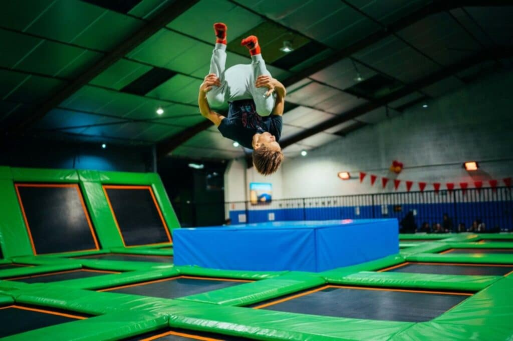 Trampoline dans une structure fermée et sécurisée