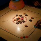 Affrontement lors d'une partie compétitive de carrom