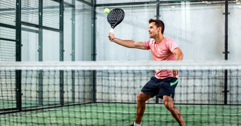 Découvrez le padel, un sport de raquette explosif en plein essor