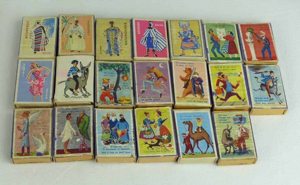 Collection de boîtes d'allumettes anciennes soigneusement organisées