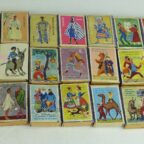 Collection de boîtes d'allumettes anciennes soigneusement organisées