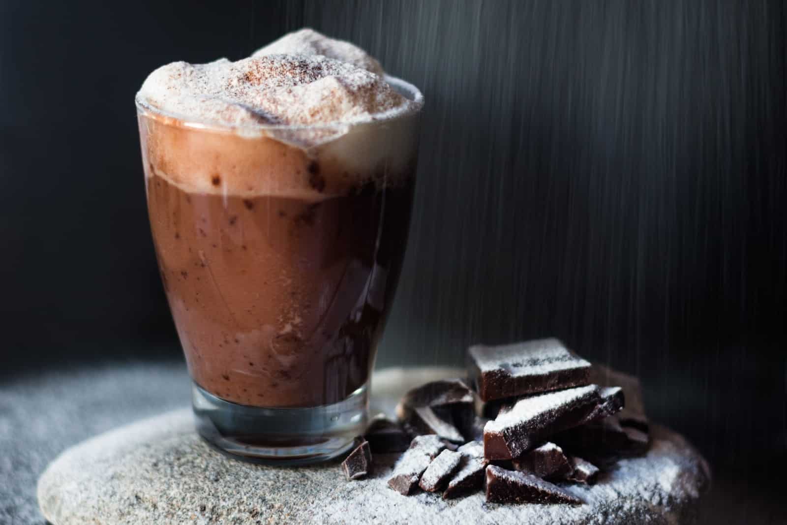 Boisson chaude au cacao et épices dans un mug transparent