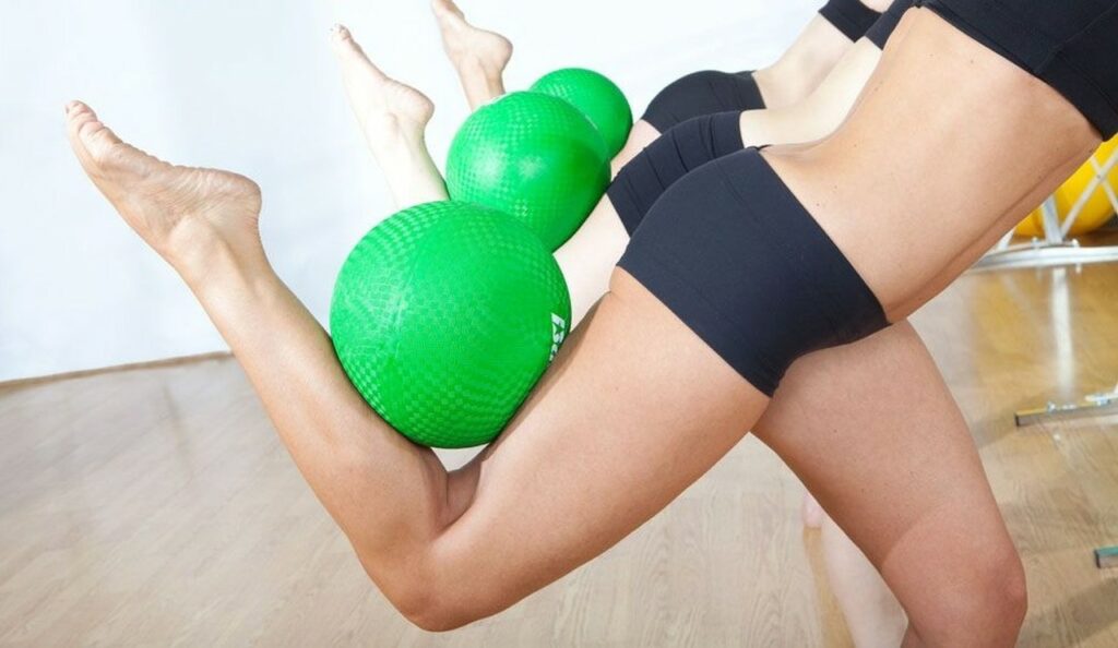 Exercice de booty barre ciblant les muscles des jambes et des fessiers
