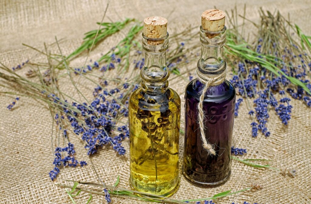 Un mélange d'huiles essentielles et de fleurs séchées