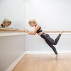 Une posture de booty barre mettant l'accent sur la flexibilité et la force