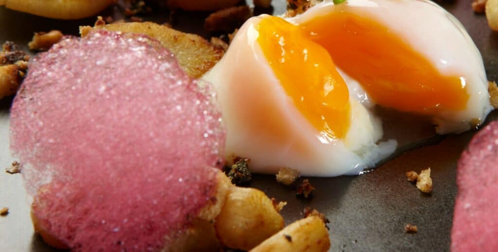 Une assiette combinant textures croustillantes et mousses légères
