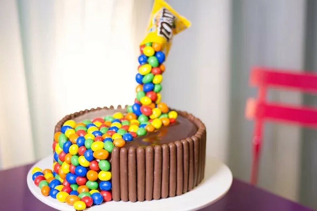 Effet suspendu sur un gâteau avec la technique du gravity cake