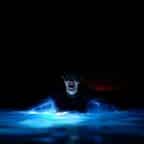 Plongeur entouré de plancton bioluminescent dans l’océan