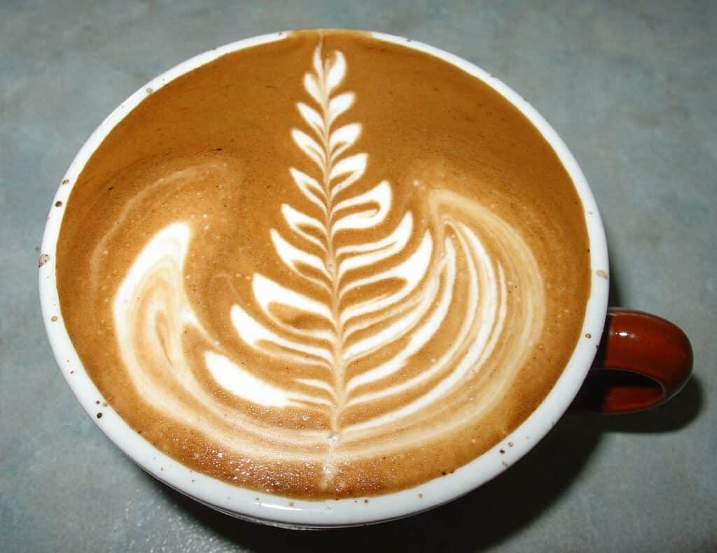 Tasse de café ornée d’un motif floral en latte art