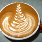 Tasse de café ornée d’un motif floral en latte art