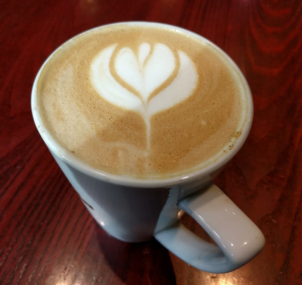 Un dessin en mousse de lait pour un café au style unique
