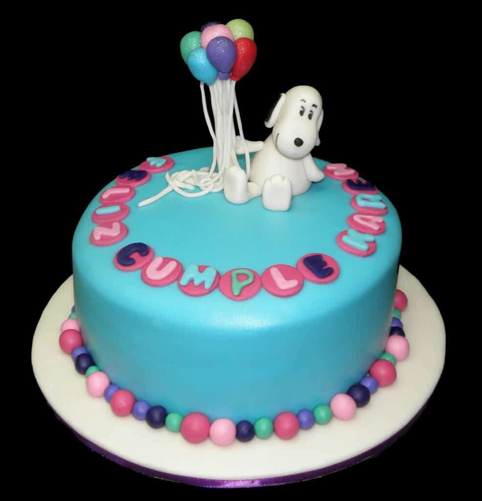 Un gravity cake coloré avec des friandises en suspension