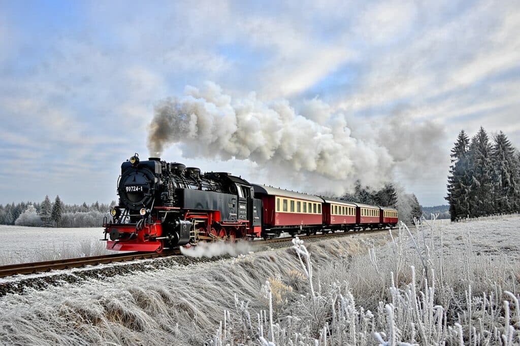 Ambiance nostalgique dans un train historique en pleine campagne