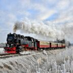 Ambiance nostalgique dans un train historique en pleine campagne