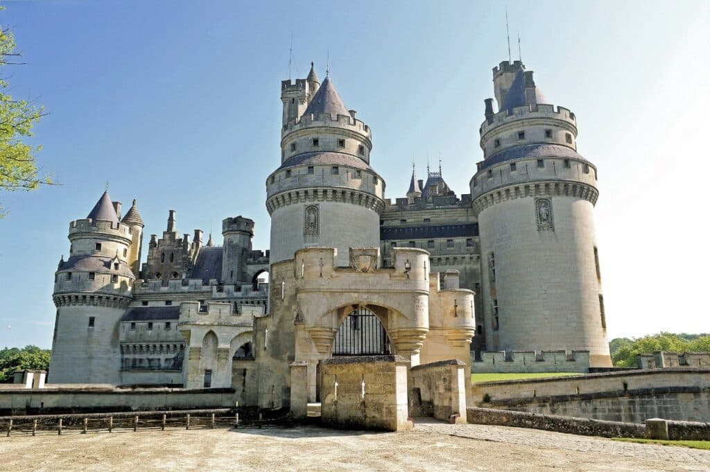 Pont-levis et douves entourant un château médiéval