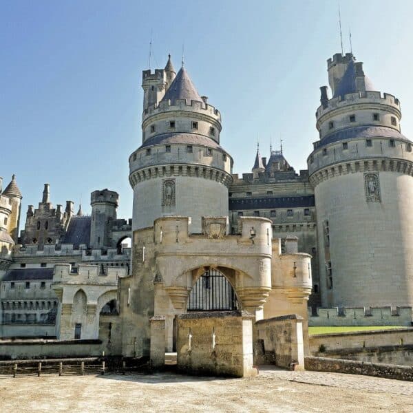 Pont-levis et douves entourant un château médiéval
