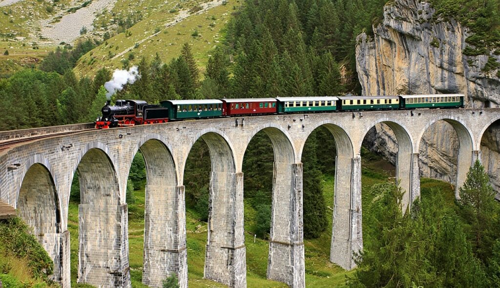 Train à vapeur serpentant entre montagnes et vallées secrètes