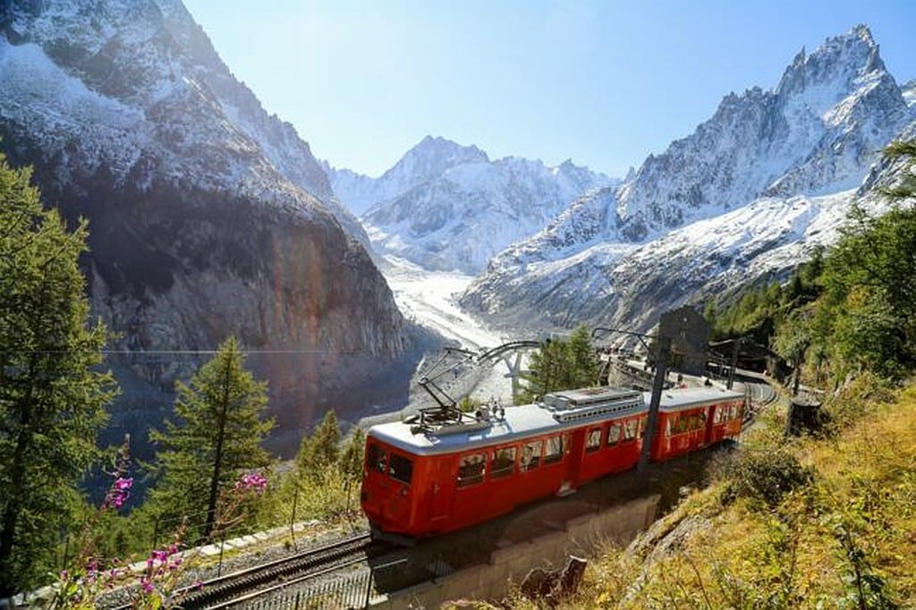 Voyage en train vintage à travers des paysages pittoresques