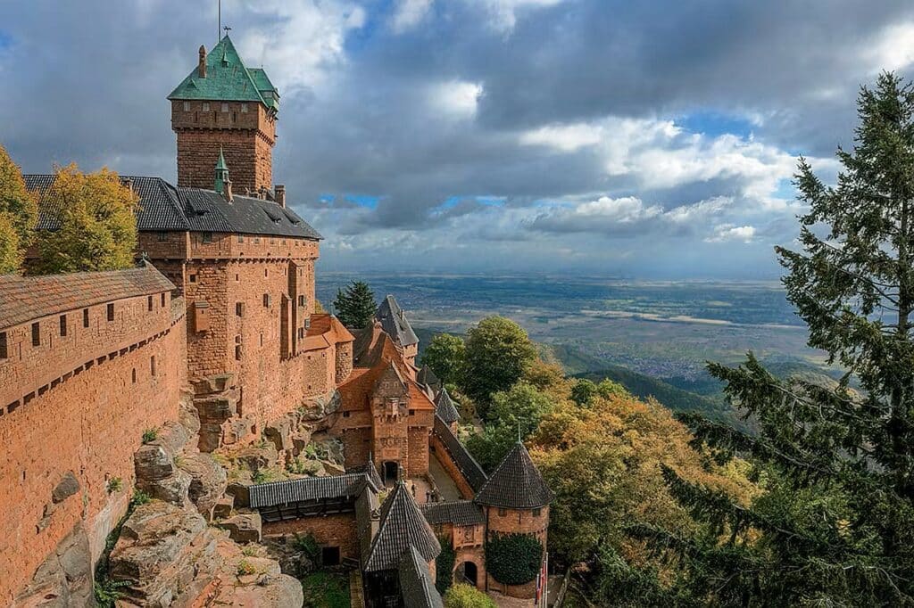 Vue panoramique depuis les remparts d’un château fort