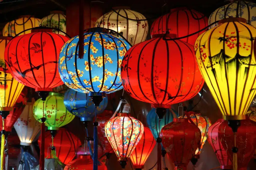 Lanternes en papier illuminées pour une soirée féérique