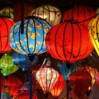 Lanternes en papier illuminées pour une soirée féérique