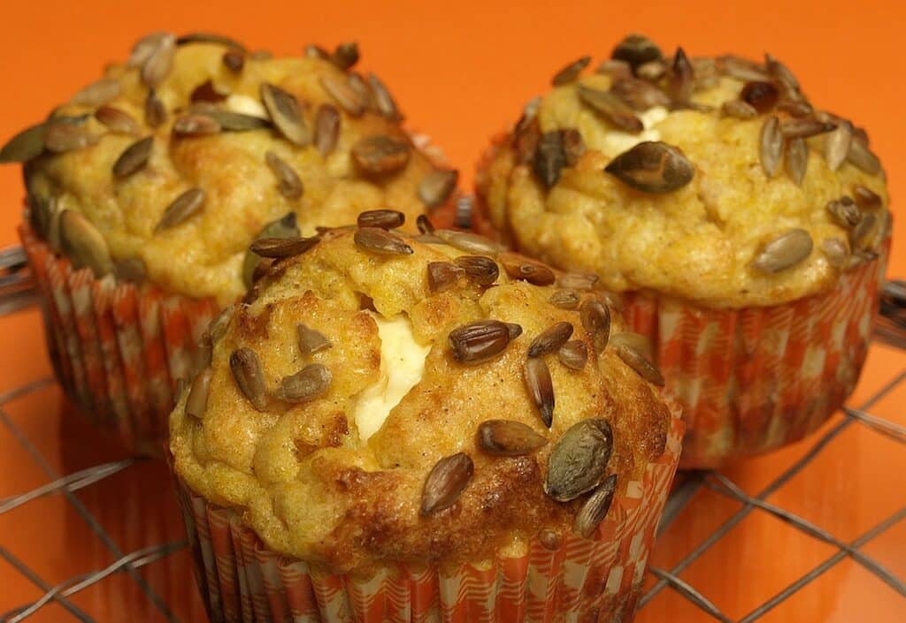 Muffins à la citrouille décorés avec des épices d’automne